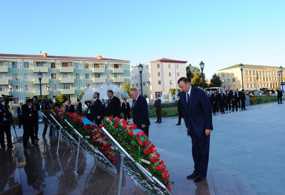 TÜRKDİLLİ ÖLKƏLƏRİN DÖVLƏT BAŞÇILARI NAXÇIVANDA ULU ÖNDƏRİN ABİDƏSİNİ ZİYARƏT ETMİŞLƏR
