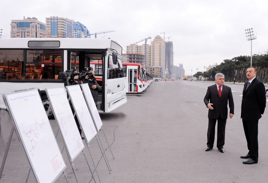 AZƏRBAYCAN PREZİDENTİ İLHAM ƏLİYEV BAKIYA GƏTİRİLMİŞ YENİ SƏRNİŞİN AVTOBUSLARINA BAXMIŞDIR