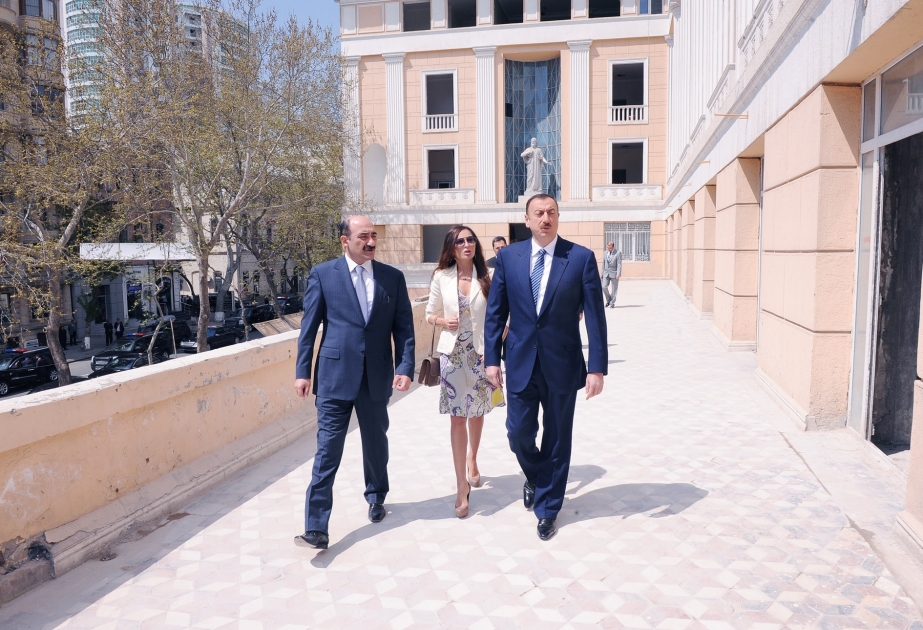 AZƏRBAYCAN PREZİDENTİ İLHAM ƏLİYEV BAKININ “NİZAMİ” KİNOTEATRININ BİNASINDA APARILAN TƏMİR VƏ YENİDƏNQURMA, FƏVVARƏLƏR BAĞINDA GÖRÜLƏN ABADLIQ İŞLƏRİNİN GEDİŞİ İLƏ TANIŞ OLMUŞDUR