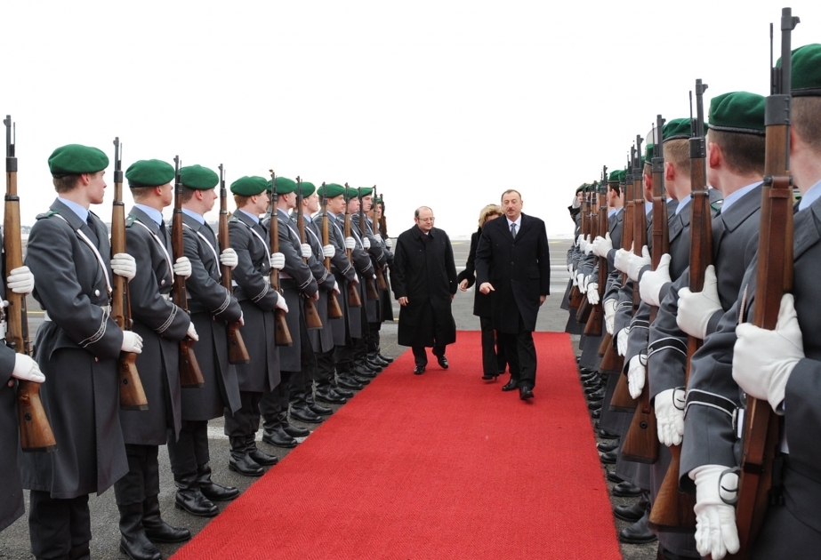 AZƏRBAYCAN RESPUBLİKASININ PREZİDENTİ İLHAM ƏLİYEVİN ALMANİYAYA İŞGÜZAR SƏFƏRİ BERLİN HAVA LİMANINDA QARŞILANMA