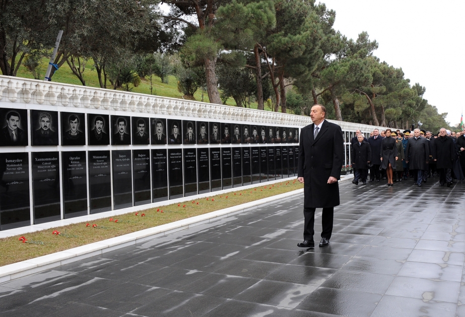 QANLI YANVAR FACİƏSİNİN 20-Cİ İLDÖNÜMÜ İLƏ ƏLAQƏDAR ŞƏHİDLƏR XİYABANINI ÜMUMXALQ ZİYARƏTİ AZƏRBAYCAN PREZİDENTİ İLHAM ƏLİYEV ŞƏHİDLƏRİN ƏZİZ XATİRƏSİNİ YAD ETMİŞDİR