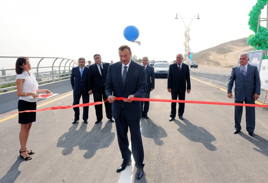 AZƏRBAYCAN PREZİDENTİ İLHAM ƏLİYEVİN QUSAR RAYONUNA SƏFƏRİ BAKI-RUSİYA FEDERASİYASI SƏRHƏDİ YOLUNUN ÜZƏRİNDƏ YERLƏŞƏN ŞABRAN DAİRƏVİ YOLU VƏ KÖRPÜ KOMPLEKSİ İSTİFADƏYƏ VERİLMİŞDİR