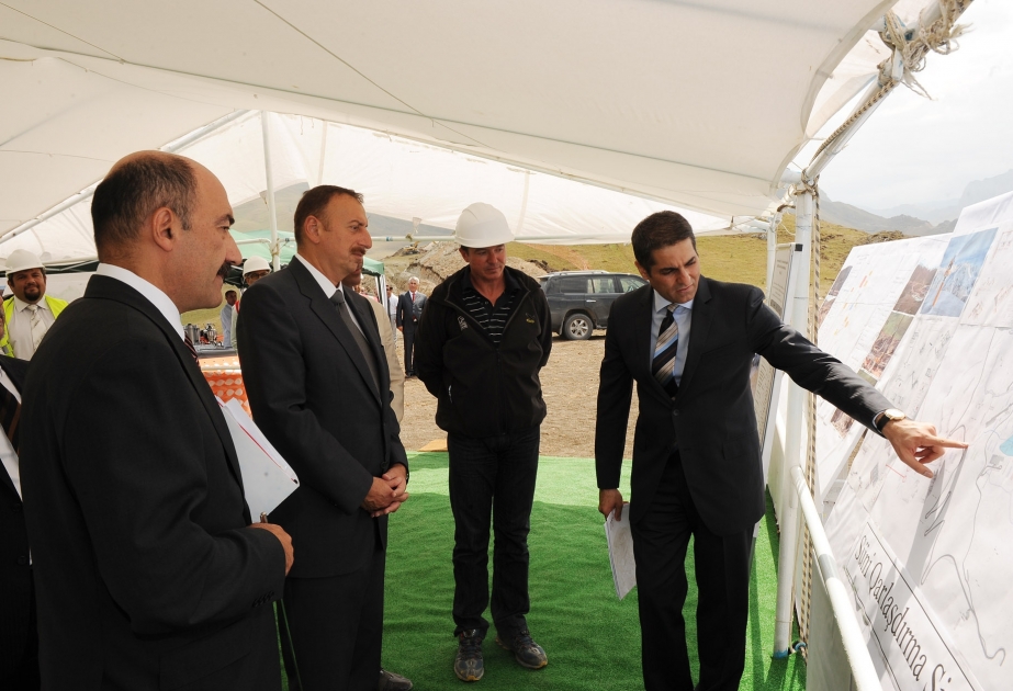 PREZİDENT İLHAM ƏLİYEV ŞAHDAĞ QIŞ-YAY TURİZM KOMPLEKSİNDƏ TİKİNTİ İŞLƏRİNİN GEDİŞİ İLƏ TANIŞ OLMUŞDUR