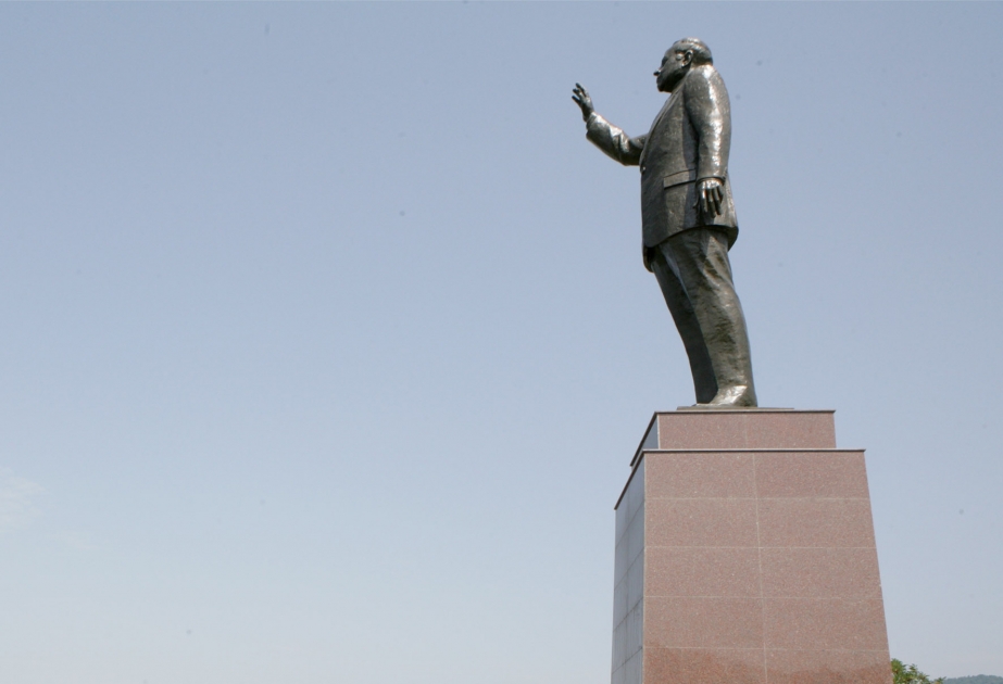 BALAKƏN İNKİŞAF ETMİŞ MÜASİR ŞƏHƏRDİR ÜMUMMİLLİ LİDER HEYDƏR ƏLİYEVİN ABİDƏSİNİ ZİYARƏT