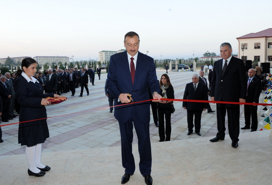 Prezident İlham Əliyev Yevlaxda məcburi köçkün ailələri üçün inşa edilmiş yaşayış binaları kompleksinin açılışında iştirak etmişdir