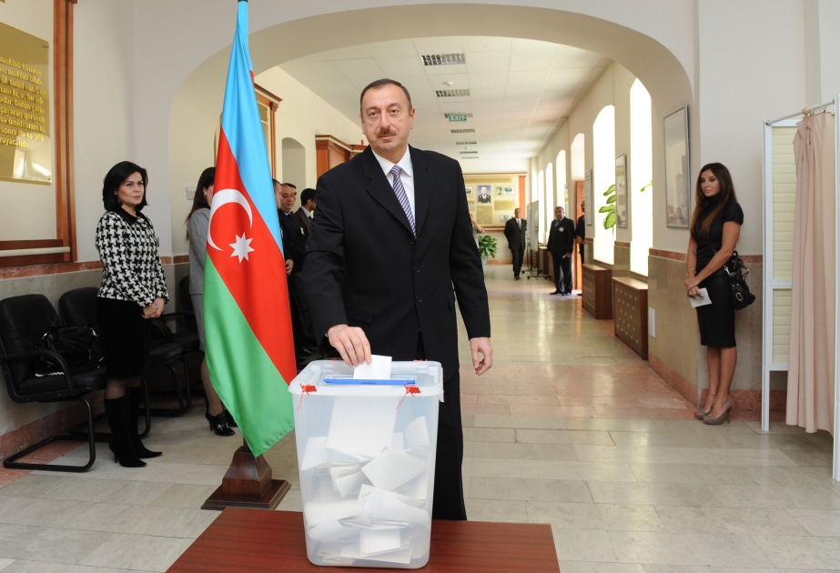 Azərbaycan Prezidenti İlham Əliyev Bakıdakı 29 saylı Səbail seçki dairəsinin 6 nömrəli seçki məntəqəsində səs vermişdir