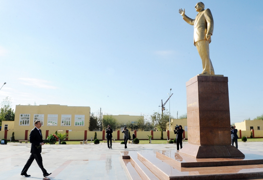 Prezident İlham Əliyev Sabirabad rayonunda ulu öndər Heydər Əliyevin abidəsini ziyarət etmişdir