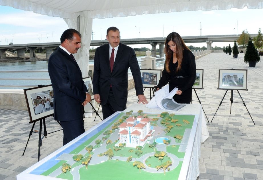 Prezident İlham Əliyev Yevlaxda bulvar-hotel kompleksində tikinti işlərinin gedişi ilə tanış olmuşdur