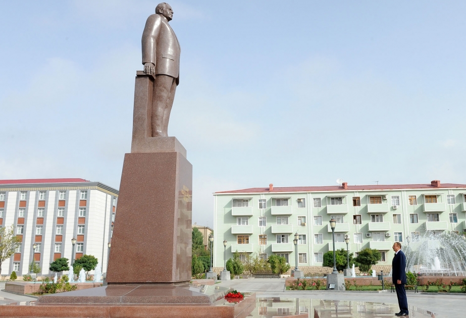 NAXÇIVAN ŞƏHƏRİNDƏ ULU ÖNDƏR HEYDƏR ƏLİYEVİN ABİDƏSİNİ ZİYARƏT
