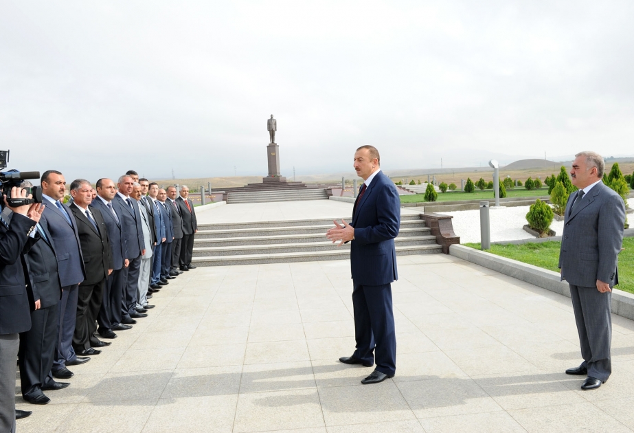 KƏNGƏRLİ RAYON MƏRKƏZİNDƏ ÜMUMMİLLİ LİDER HEYDƏR ƏLİYEVİN ABİDƏSİNİN AÇILIŞI