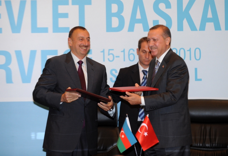 AZƏRBAYCAN VƏ TÜRKİYƏ ARASINDA YÜKSƏK SƏVİYYƏLİ STRATEJİ ƏMƏKDAŞLIQ ŞURASININ QURULMASI HAQQINDA BİRGƏ BƏYANNAMƏ İMZALANMIŞDIR