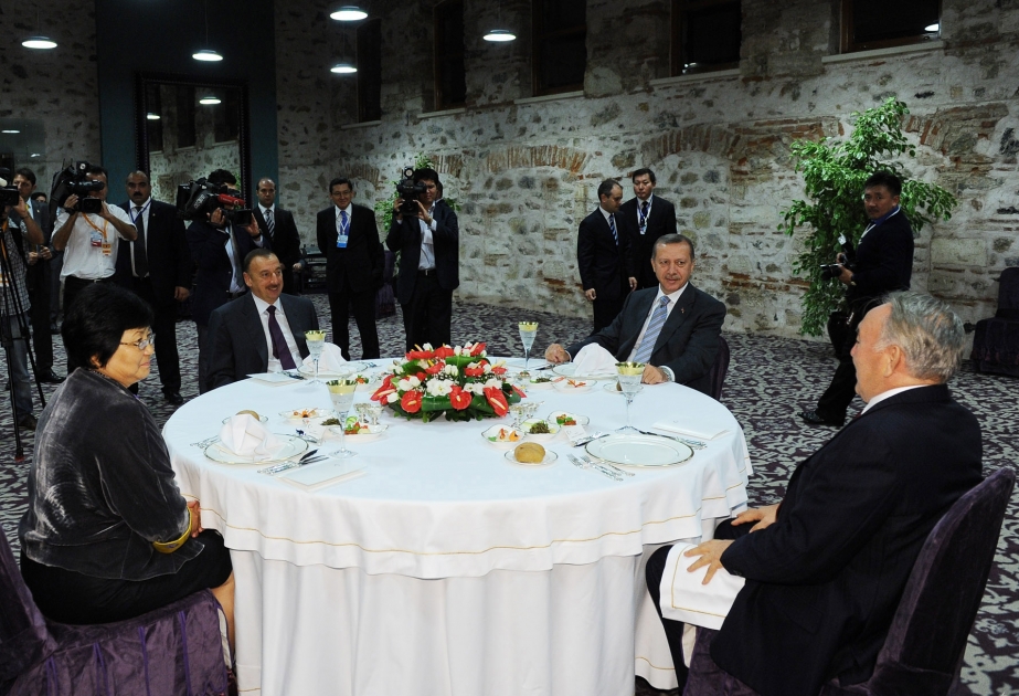 DÖVLƏT BAŞÇILARININ ŞƏRƏFİNƏ ŞAM YEMƏYİ
