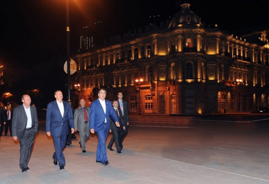 DÖVLƏT BAŞÇILARI DƏNİZKƏNARI MİLLİ PARKDA, “İÇƏRİŞƏHƏR” DÖVLƏT TARİX-MEMARLIQ QORUĞUNDA VƏ FƏVVARƏLƏR MEYDANINDA OLMUŞLAR