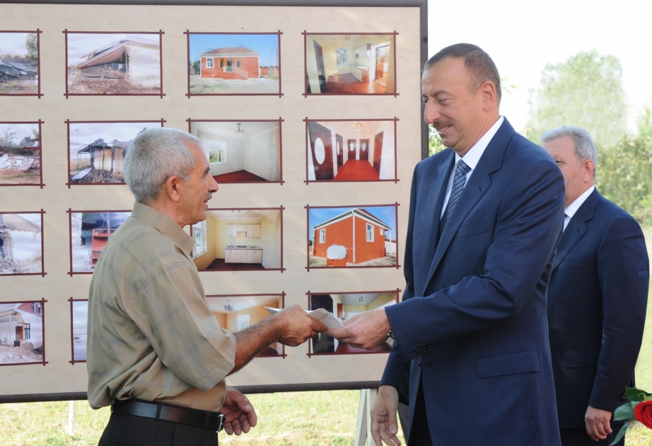 PREZİDENT İLHAM ƏLİYEV KÜR ÇAYININ DAŞMASI NƏTİCƏSİNDƏ YARANAN TƏBİİ FƏLAKƏT ZAMANI HACIQABUL RAYONUNUN MEYNİMAN KƏNDİ ƏRAZİSİNDƏ EVLƏRİ DAĞILAN VƏTƏNDAŞLAR ÜÇÜN YENİ TİKİLƏN MƏNZİLLƏRİN AÇILIŞINDA İŞTİRAK ETMİŞDİR