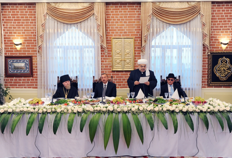ŞEYXÜLİSLAM MÜQƏDDƏS RAMAZAN AYI MÜNASİBƏTİLƏ İFTAR SÜFRƏSİ AÇMIŞDIR AZƏRBAYCAN PREZİDENTİ İLHAM ƏLİYEV İFTAR MƏRASİMİNDƏ İŞTİRAK ETMİŞDİR