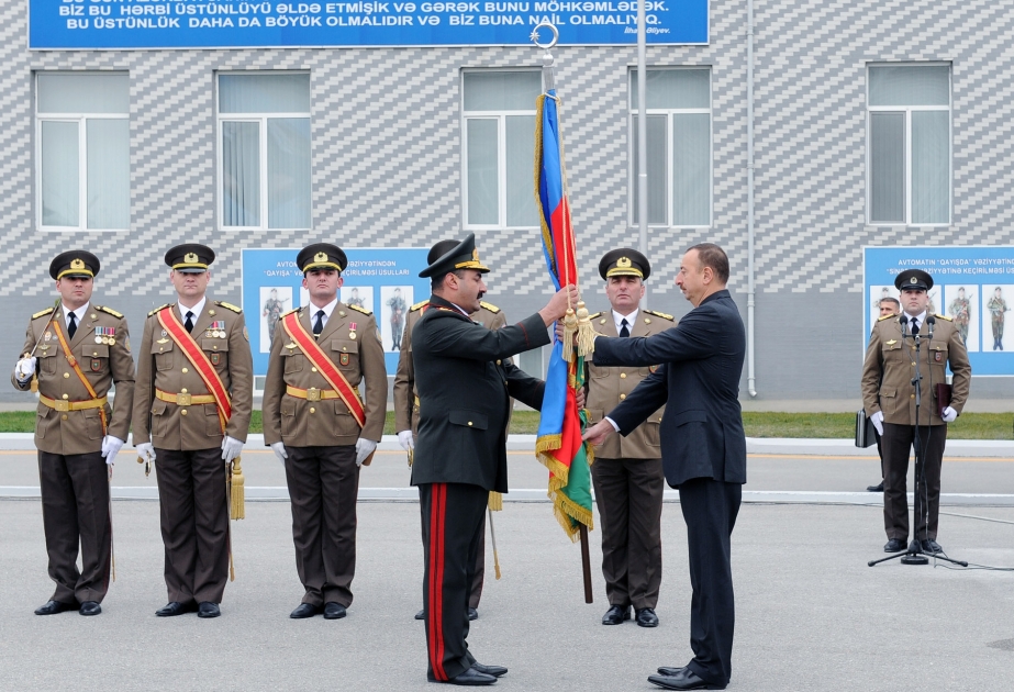 Azərbaycan Prezidenti İlham Əliyev Fövqəladə Hallar Nazirliyinin Mülki Müdafiə Qoşunlarına döyüş bayrağının təqdim olunması mərasimində iştirak etmişdir