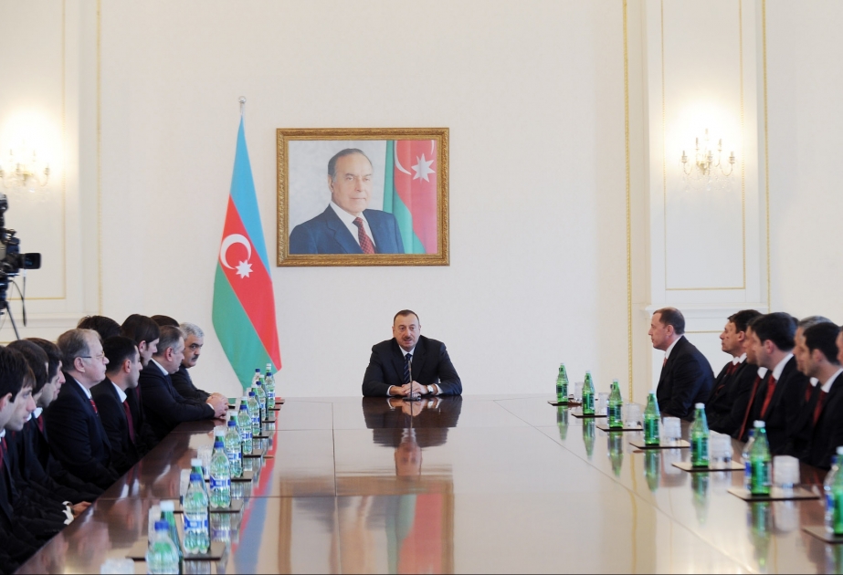 Prezident İlham Əliyev “Birlik” kubokunu qazanmış Bakının “İnter” klubunun futbolçularını qəbul etmişdir
