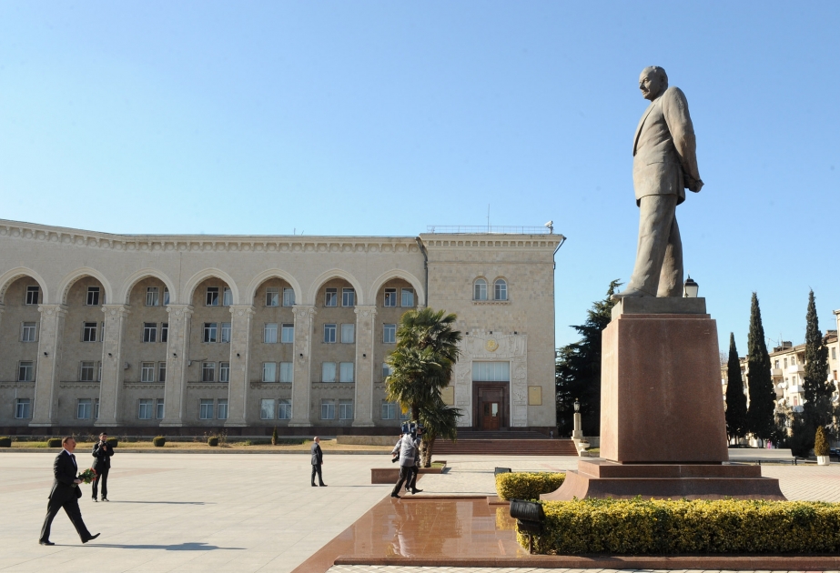 Azərbaycan Prezidenti İlham Əliyevin Gəncə şəhərinə və Samux rayonuna səfəri Gəncədə ümummilli lider Heydər Əliyevin abidəsini ziyarət