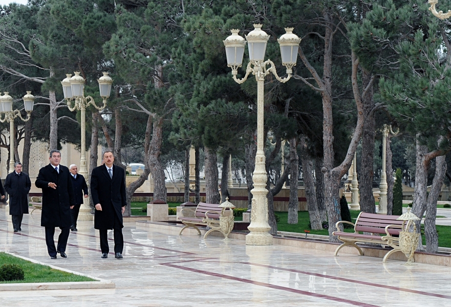 Prezident İlham Əliyev Lökbatan qəsəbəsində Heydər Parkı,Heydər Əliyev Mərkəzi və “Cırtdan” uşaq əyləncə parkının açılışlarında iştirak etmişdir