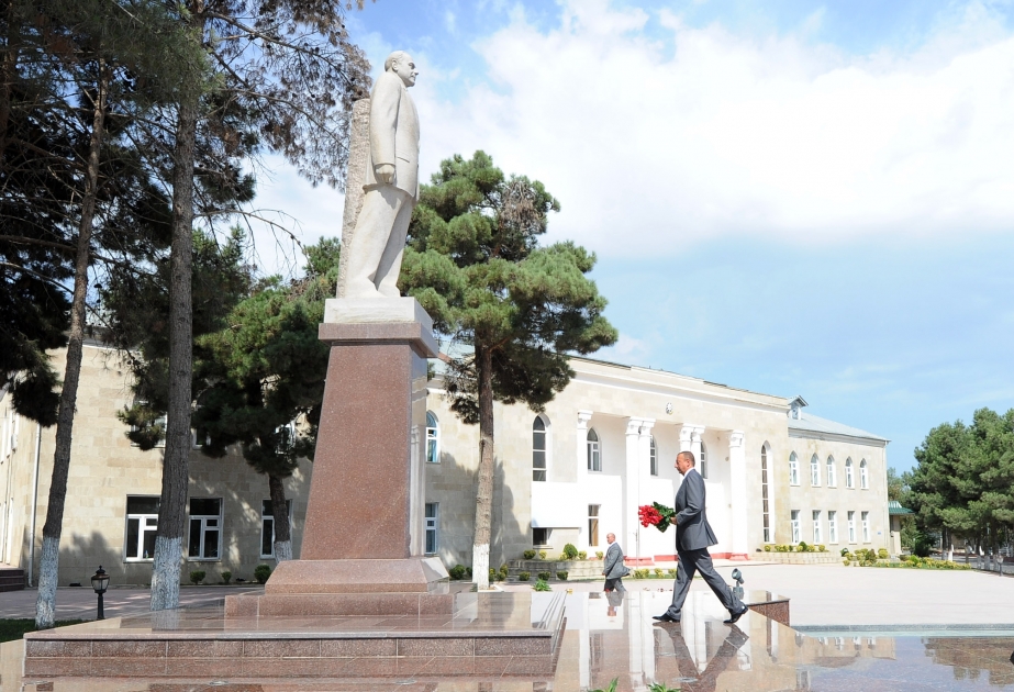 Prezident İlham Əliyev Şabranda ümummilli lider Heydər Əliyevin abidəsini ziyarət etmişdir
