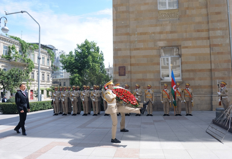 Azərbaycan Prezidenti İlham Əliyev Azərbaycan Xalq Cümhuriyyətinin şərəfinə ucaldılmış abidəni ziyarət etmişdir