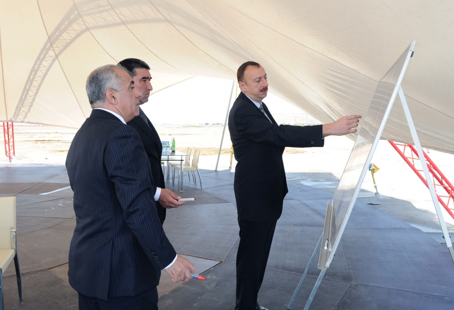 Azərbaycan Prezidenti İlham Əliyev Dövlət Bayrağı Meydanının ətrafında həyata keçirilən abadlıq və quruculuq işləri ilə tanış olmuşdur