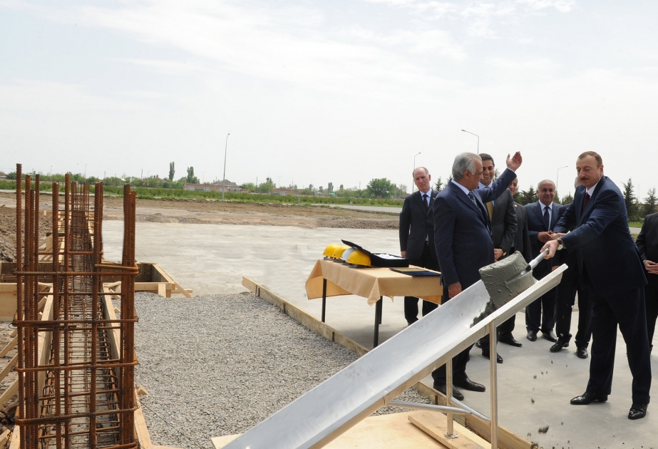 Prezident İlham Əliyev İmişlidə “Azərsun Holdinq” şirkətinin müəssisələri ilə tanış olmuş, yem fabrikinin açılışında, kəllə qənd zavodunun təməlqoyma mərasimində iştirak etmişdir