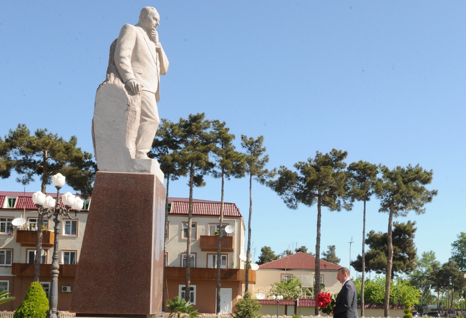 Prezident İlham Əliyev Ağcabədi şəhərində ümummilli lider Heydər Əliyevin abidəsini ziyarət etmişdir