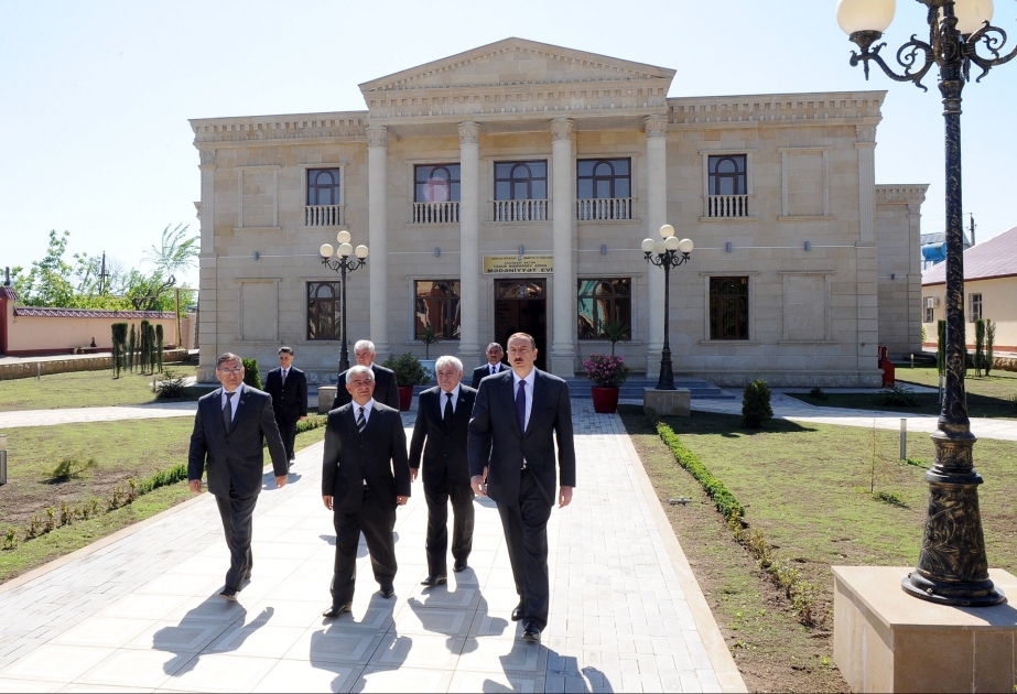 Prezident İlham Əliyev Ağcabədidə əsaslı təmirdən sonra istifadəyə verilən rayon mədəniyyət evində görülən işlərlə tanış olmuşdur