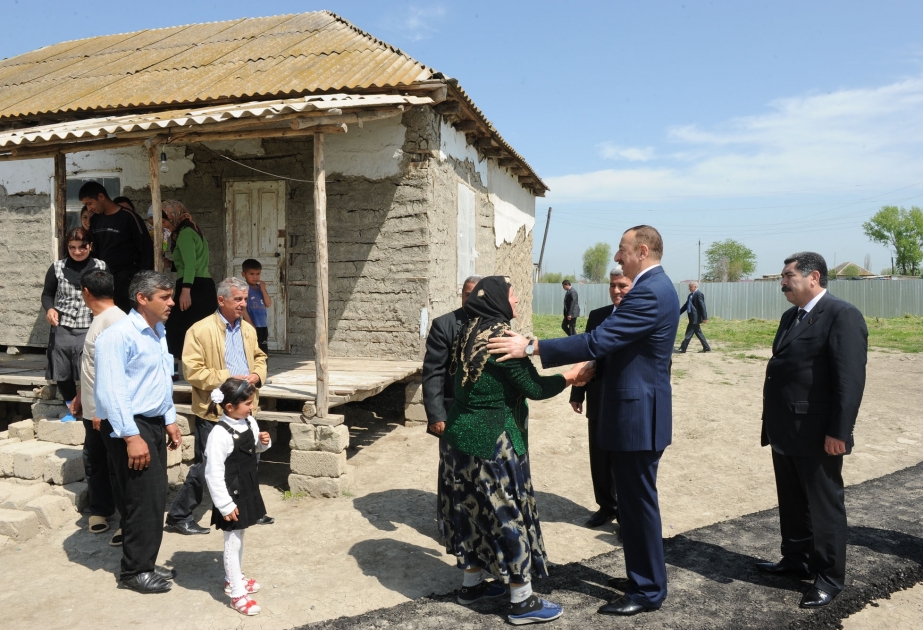 Prezident İlham Əliyev Qasımbəyli kəndində tikilmiş yeni evlərlə tanış olmuşdur
