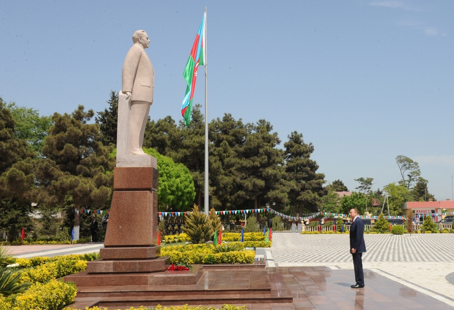 Prezident İlham Əliyev Saatlı şəhərində ümummilli lider Heydər Əliyevin abidəsini ziyarət etmişdir