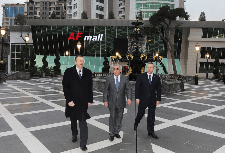 Azərbaycan Prezidenti İlham Əliyev Bakının Bülbül prospektindəki parkın əsaslı yenidənqurma işlərindən sonrakı vəziyyəti ilə tanış olmuşdur
