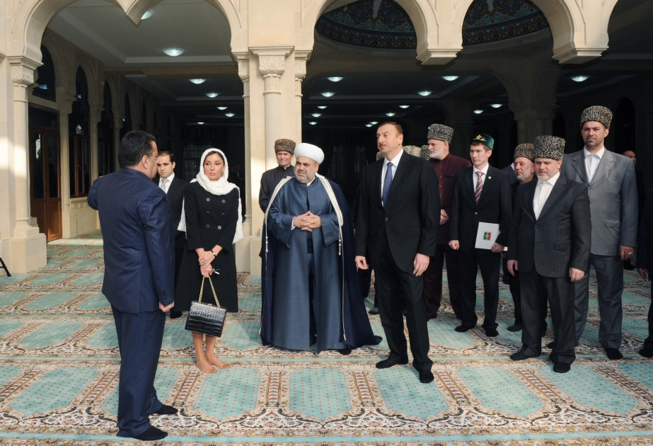 Bakıdakı Əjdərbəy məscidi əsaslı təmir və yenidənqurmadan sonra istifadəyə verilmişdirAzərbaycan Prezidenti İlham Əliyev və xanımı Mehriban Əliyeva açılış mərasimində iştirak etmişlər