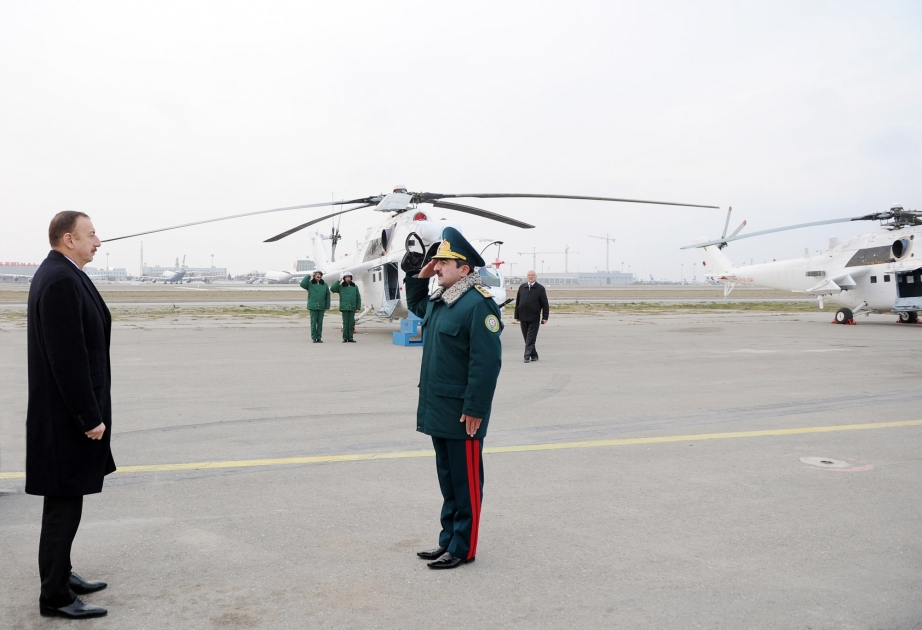 Azərbaycan Prezidenti İlham Əliyev yeni gətirilmiş hərbi helikopterlərə baxış keçirmişdir