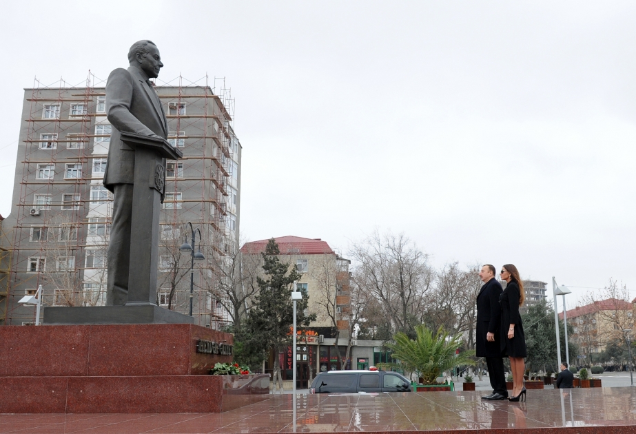 Azərbaycan Prezidenti İlham Əliyev Sumqayıtda ulu öndər Heydər Əliyevin abidəsini ziyarət etmişdir