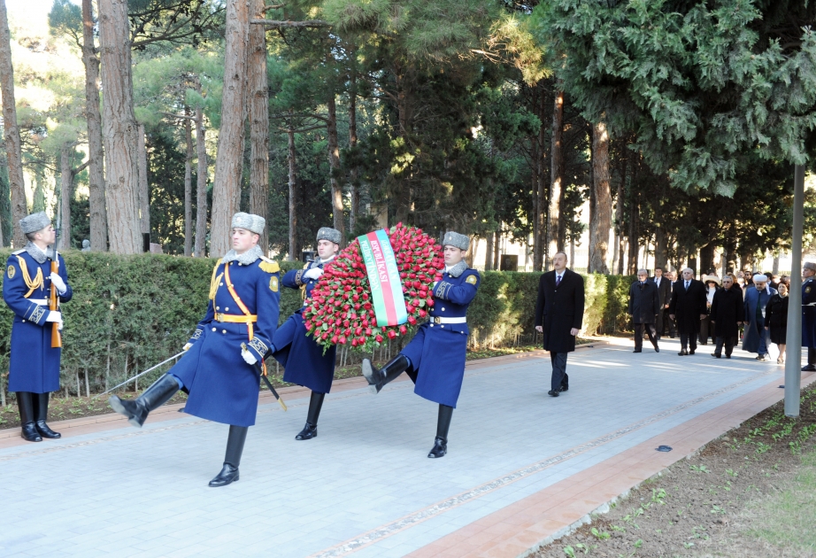 Ümummilli lider Heydər Əliyevin əziz xatirəsi qədirbilən xalqımızın qəlbində əbədi yaşayacaqdır Azərbaycan Prezidenti İlham Əliyev ümummilli lider Heydər Əliyevin məzarını ziyarət etmişdir