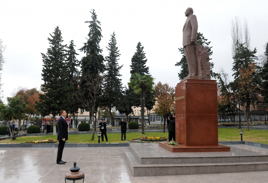 Prezident İlham Əliyev Şəkidə ümummilli lider Heydər Əliyevin abidəsini ziyarət etmişdir