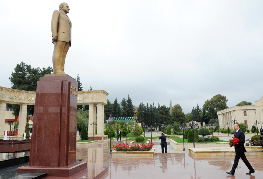 Prezident İlham Əliyev Ağsu şəhərində ümummilli lider Heydər Əliyevin abidəsini ziyarət etmişdir