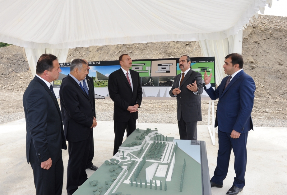 Qubada kütləvi soyqırımı məzarlığında memorial abidə kompleksi və inzibati bina tikilir