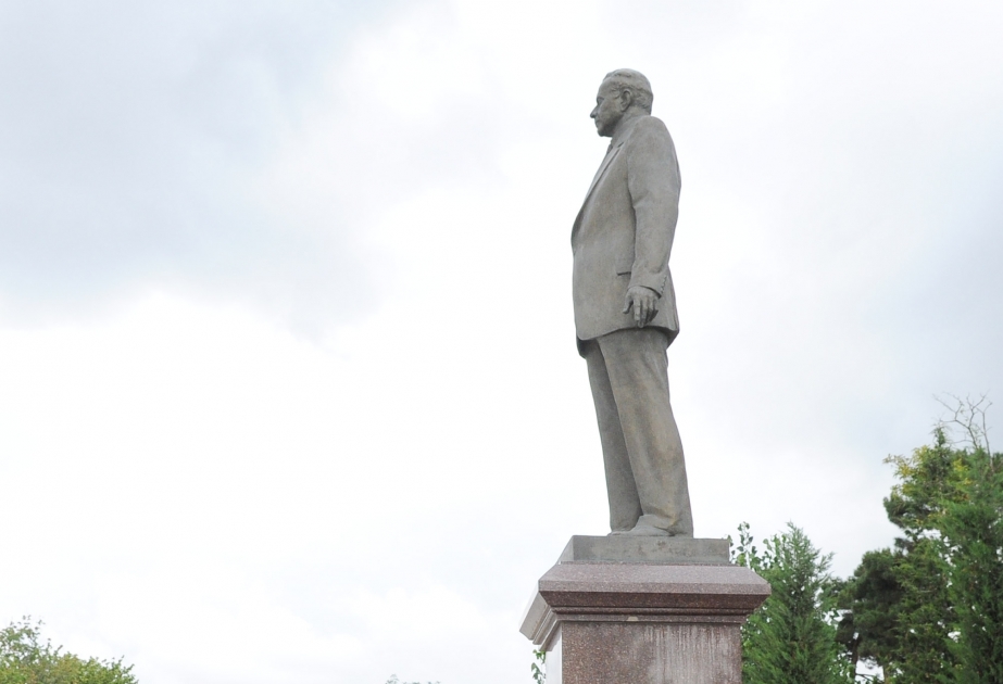 Prezident İlham Əliyev Şamaxıda ümummilli lider Heydər Əliyevin abidəsini ziyarət etmişdir