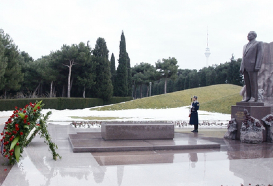 Le ministre des affaires étrangères des Emirats arabes unis a visité la tombe d’Heydar Aliyev, dirigeant historique et l’Allée des Martyrs