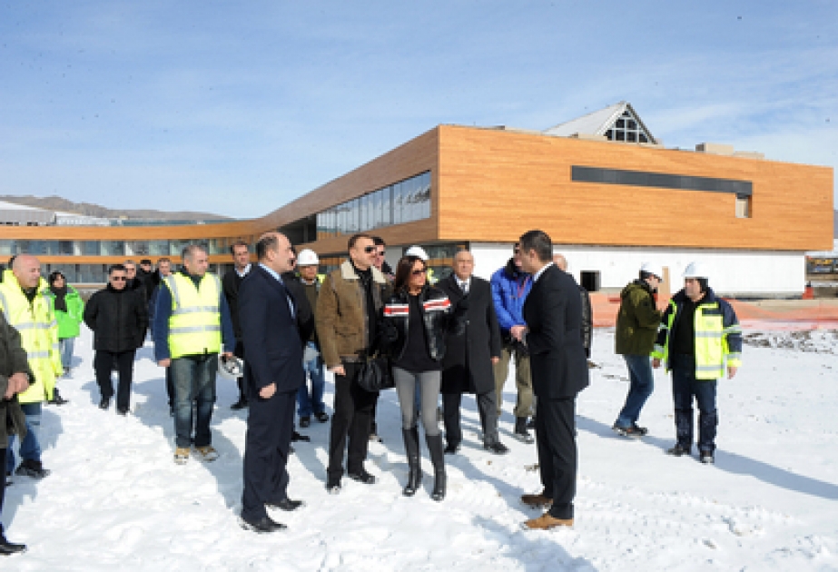 Le Président azerbaïdjanais Ilham Aliyev et son épouse Mme Mehriban Aliyeva ont inspecté le déroulement des travaux en cours dans le complexe de tourisme d’hiver et d’été de Chahdagh