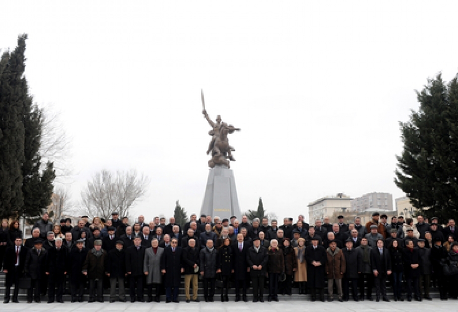 Le Président Ilham Aliyev a participé à l’inauguration à Bakou du monument à Koroglou, héros du peuple