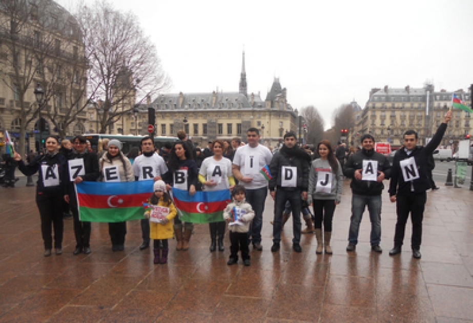 Parisdə azərbaycanlı tələbələr Xocalı soyqırımının 20-ci ildönümü ilə bağlı izdihamlı etiraz aksiyası keçirmişlər