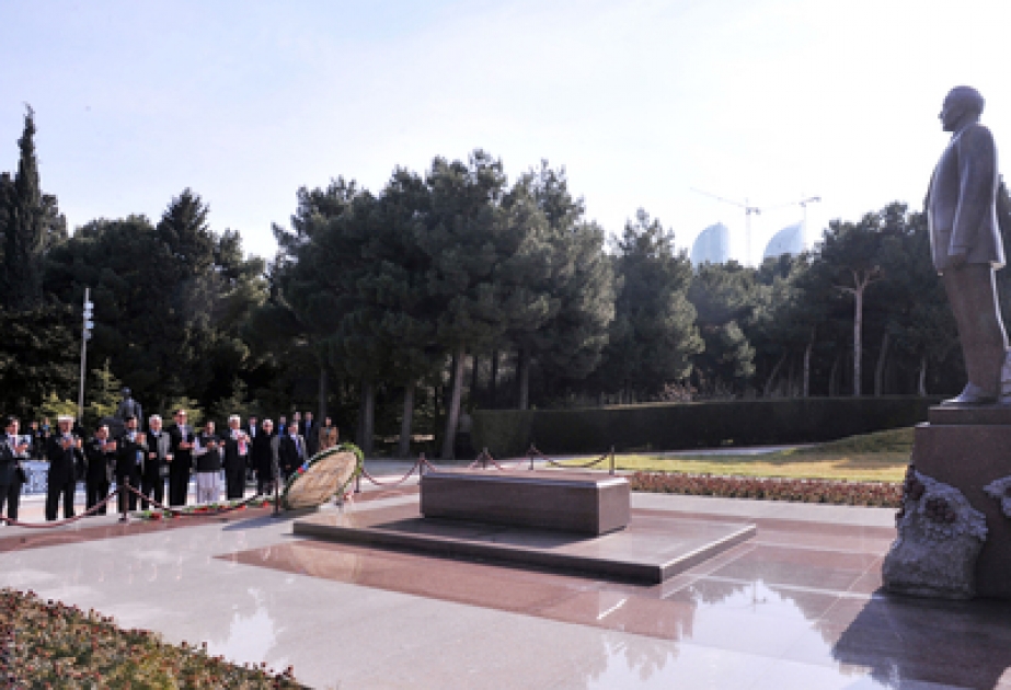 Le vice- président du Sénat pakistanais a visité la tombe d’Heydar Aliyev, dirigeant historique et l’Allée des Martyrs