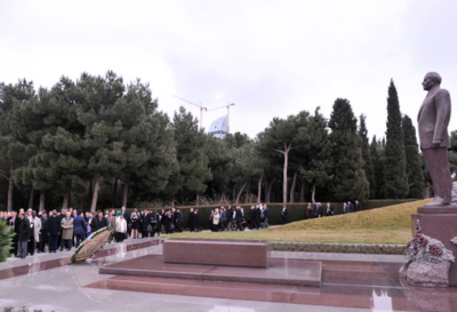 Les participants du IIIe Forum des centres d’études des Etats membres de l’Organisation de la Coopération Islamique ont visité la tombe d’Heydar Aliyev, dirigeant historique et l’Allée des Martyrs