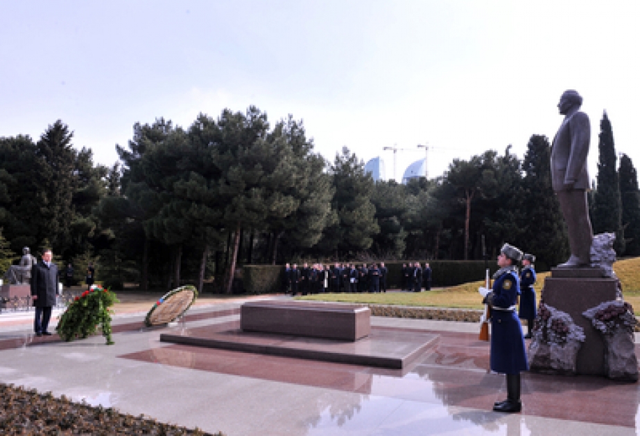 Le Premier ministre de la République du Tatarstan a visité la tombe du leader national Heydar Aliyev et l’Allée des Martyrs
