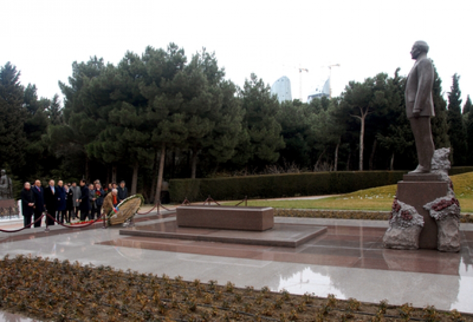 Le ministre français de la Culture et de la Communication a visité la tombe du leader national Heydar Aliyev et l’Allée des Martyrs