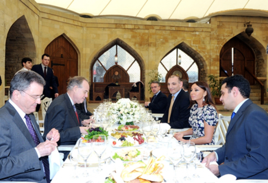 Un dîner a été offert au nom de la Première Dame de l’Azerbaïdjan Mehriban Aliyeva en honneur de Frédéric Mitterrand, ministre français de la Culture et de la Communication