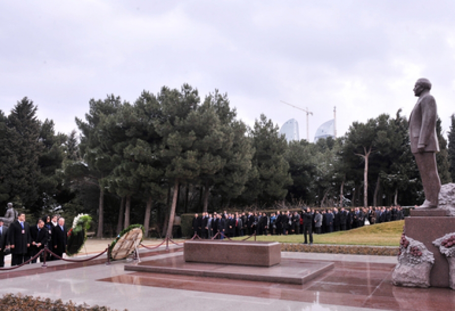 Les participants du congrès de l’Association de la Jeunesse azerbaïdjanaise du monde a visité la tombe du leader national Heydar Aliyev et l’Allée des Martyrs